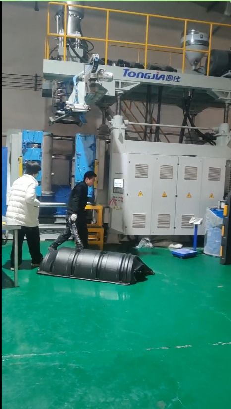 水泥電桿防撞桶是如何生產(chǎn)出來的 電桿防撞桶防撞墩生產(chǎn)設備吹塑機